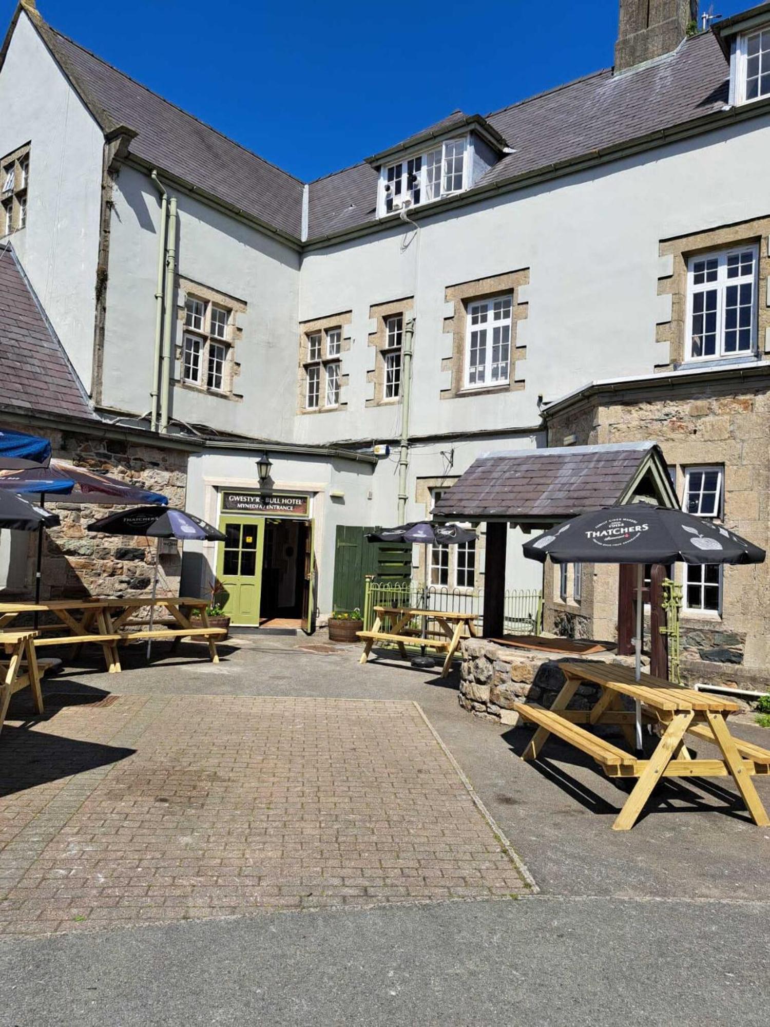 The Bull Hotel Llangefni Buitenkant foto